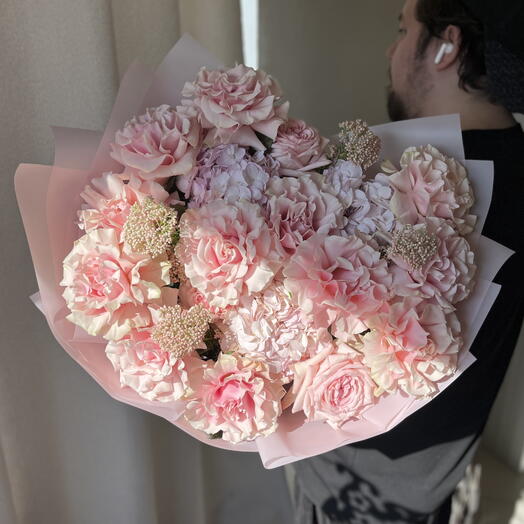 Букет «Всплеск» из французских роз с гортензиями и озотамнусом 🎀