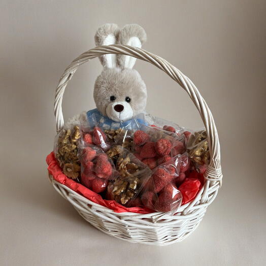 Корзина с яркой клубникой