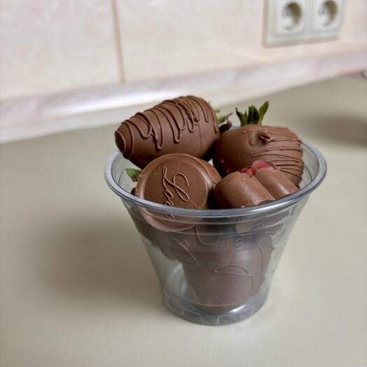 Красивый Стаканчик клубники и сердечко из граната 😍
