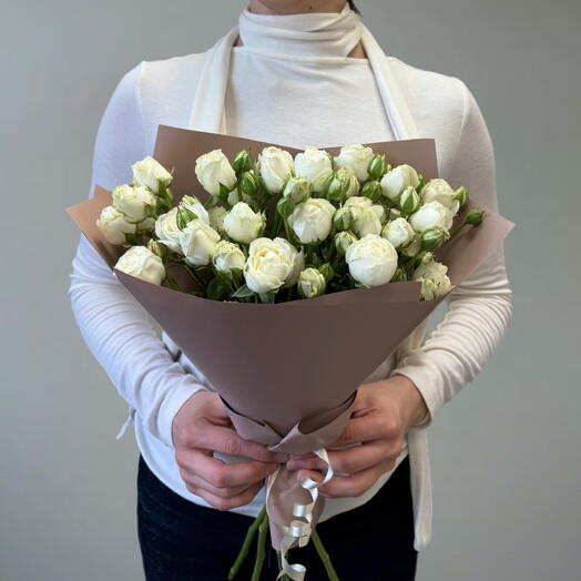 5 белых кустовых роз