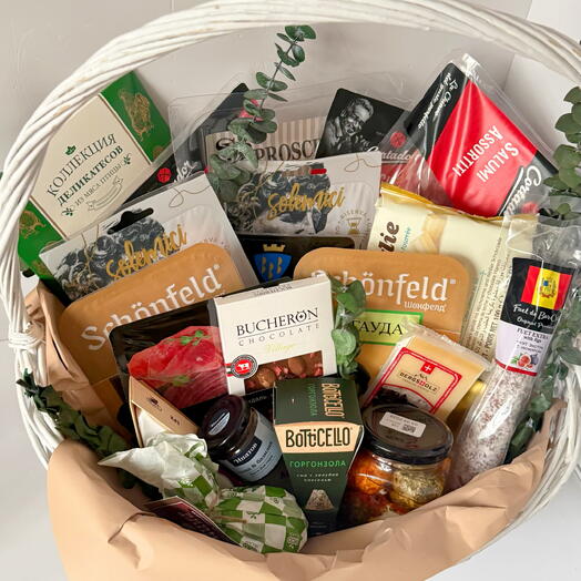 Подарочная продуктовая корзина с деликатесами для гурманов