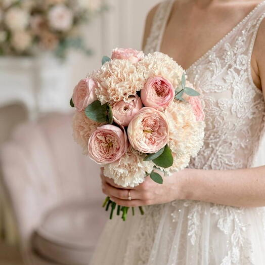 Букет невесты с пионовидными розами и ажурными гвоздиками