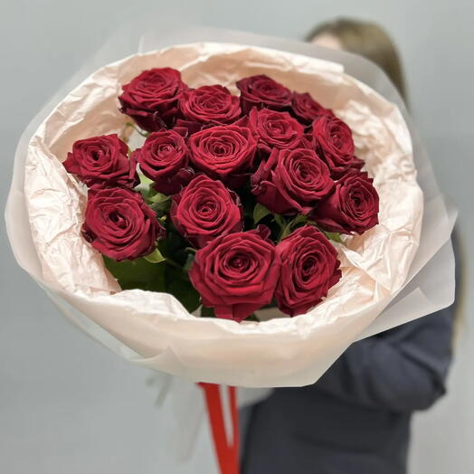 15 бордовых роз с упаковкой