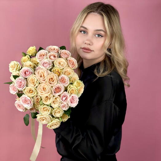 Нежный букет из 15 кустовых роз микс