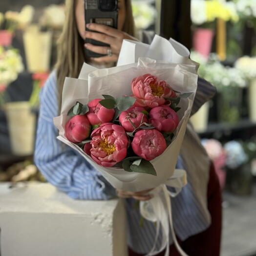 Волшебные пионы Coral Sharm с эвкалиптом PEONY26