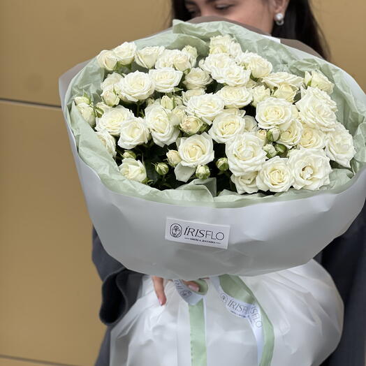 Букет из белых пионовидных роз