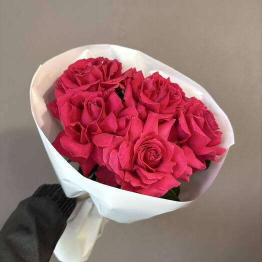 Комплимент из фуксийных роз