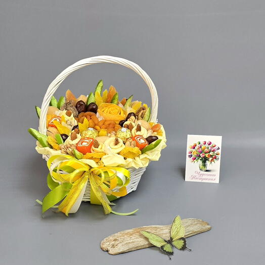 Корзина с сухофруктами, орехами и сладостями