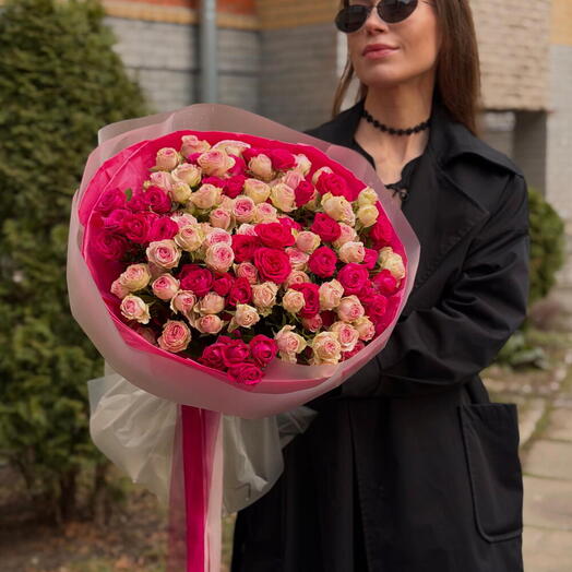 Букет из 25 ярко-розовых кустовых роз