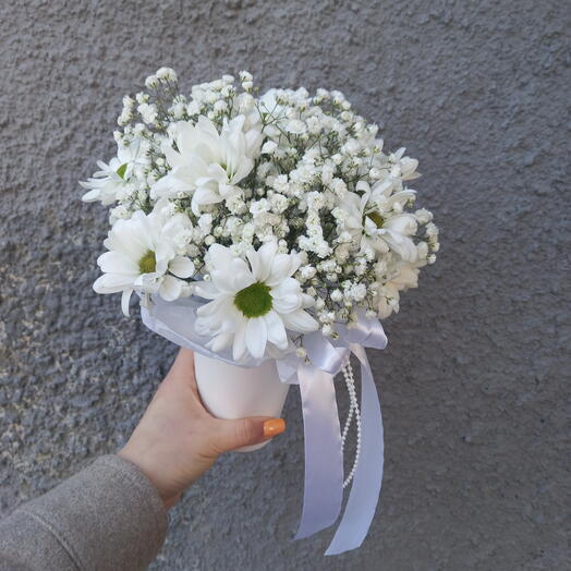 Un cumplido floral de flores blancas como la nieve