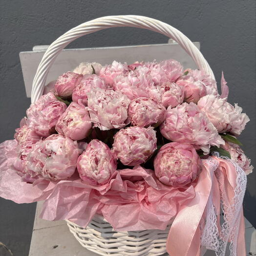 Корзина из 45 пионов Сара Бернар