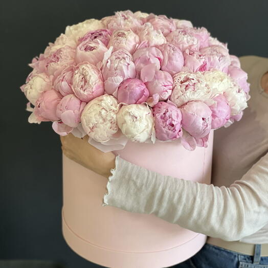 Коробка из 55 розовых пионов