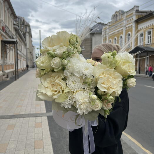 Композиция в шляпной коробке с французскими розами, ароматной кустовой розой, стойкими диантусами