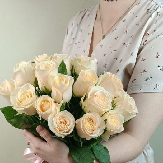 Ramo de 21 rosas de Kenia cremosas, 35 cm de altura