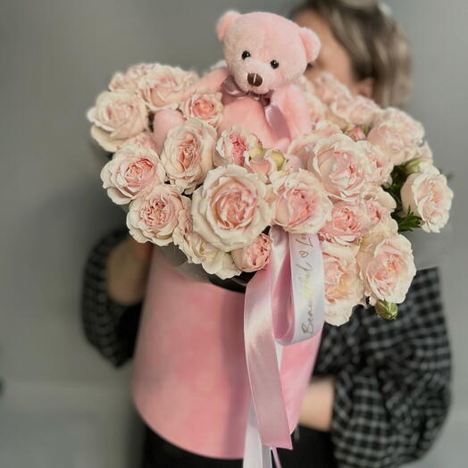 Композиция в коробке из роз с мягким плюшевым мишкой 🧸🤍🌸🩷