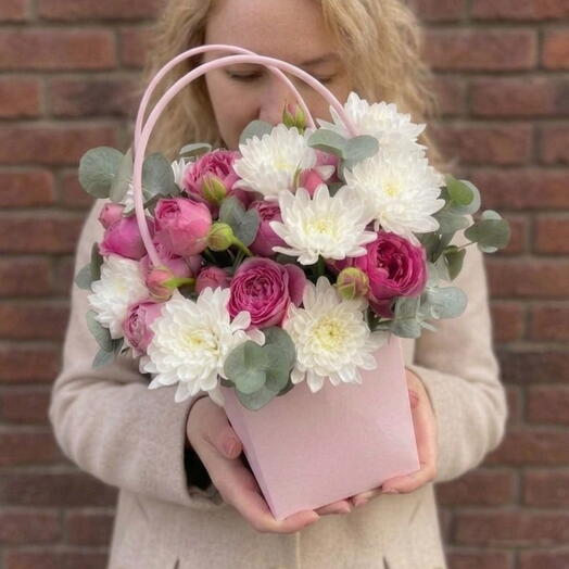 Композиция в сумочке с кустовой розой, хризантемы и эвкалиптом🌹