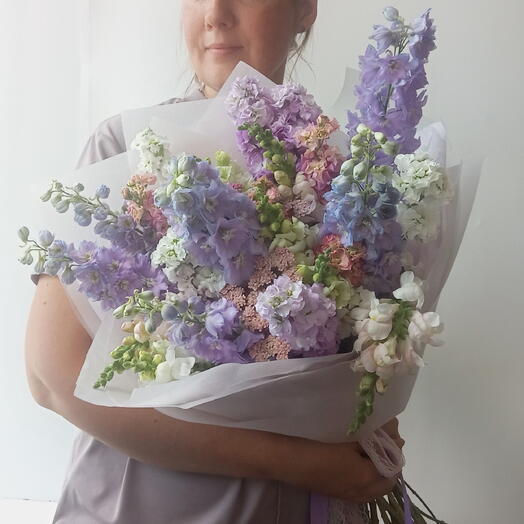 Букет из дельфиниума, маттиолы, львиного зева и ахилеи
