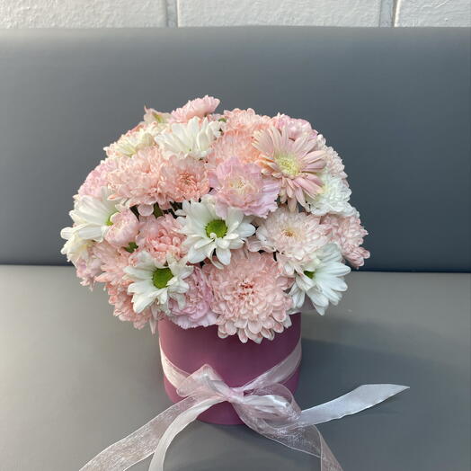 Розовый миг 🌸 воздушная композиция из кустовых хризантем, ромашковидных хризантем, кустовых диантусов и герберы
