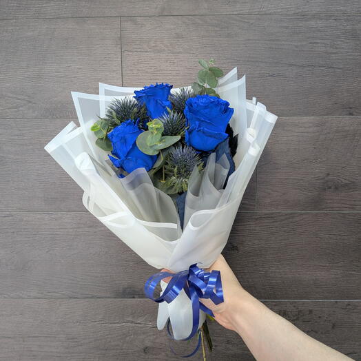 Стильный мини-букет синих роз с эрингиумом «Синий космос» 💙 3 шт