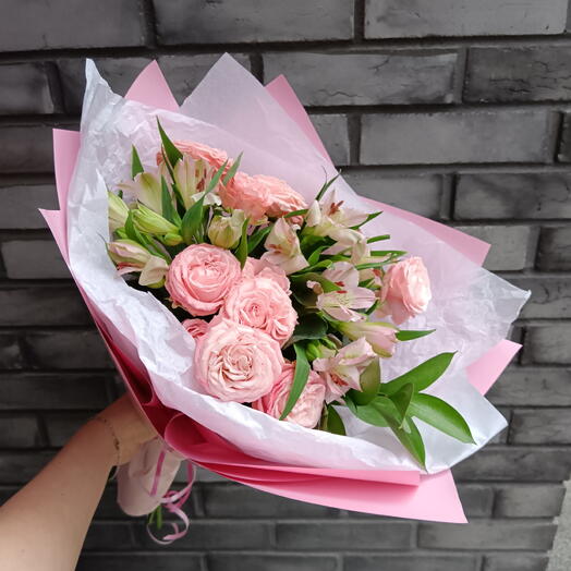 Букет из пионовидной розы и альстромерии 💚