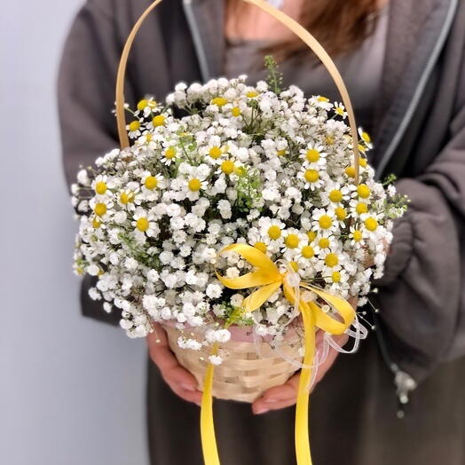 Корзинка с гипсофилой и ромашками