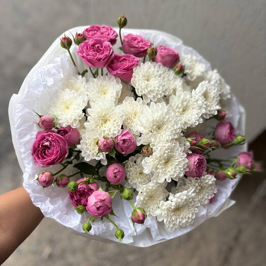 букет из пышных хризантем и пионовидных кустовых роз 💘