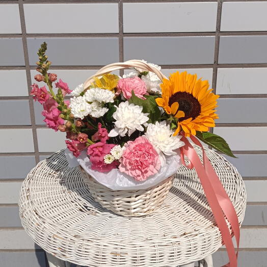 Корзинка с подсолнухом , диантусами и белой хризантемой 🧡Подсолнух 🌻