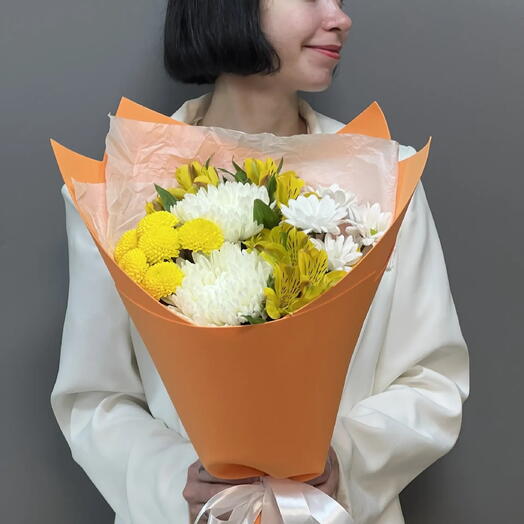 Букет из кустовых хризантем и альстромерии