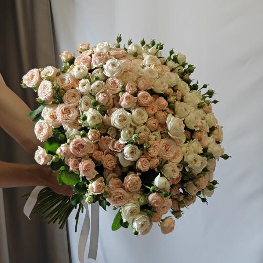 Букет из 49 кустовых роз