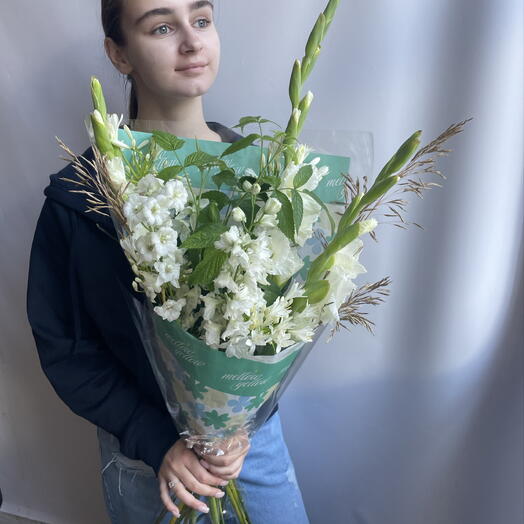 Букет с гладиолусами и дельфиниумами