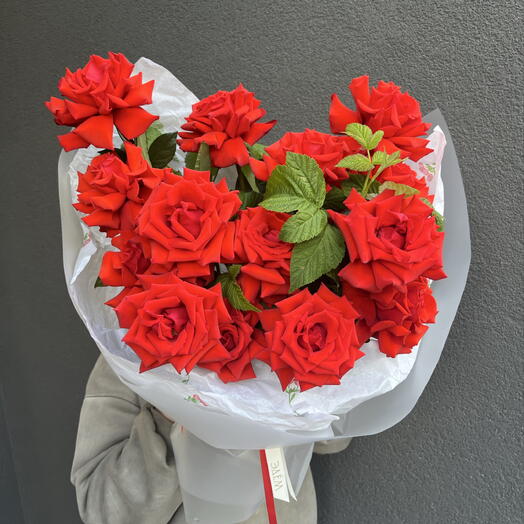 ВАУ-букет Моно эквадорских роз Нина с листьями малины 🍓