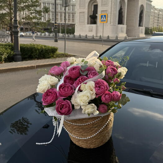 Корзина с кустовыми пионовидными розами