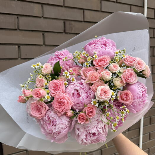 Букет пионов и кустовых роз
