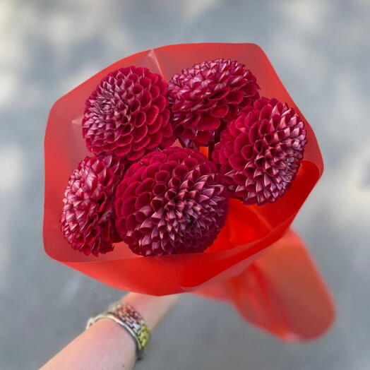 Букет из красных георгин