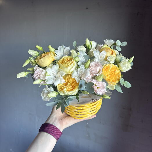 Милая корзиночка с эустомой и кустовой розой🌸