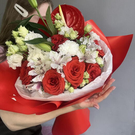 Букет «Незнакомка» из роз и антириума
