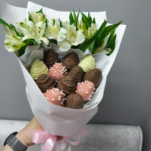 Букет из 🍓 в шоколаде и цветов
