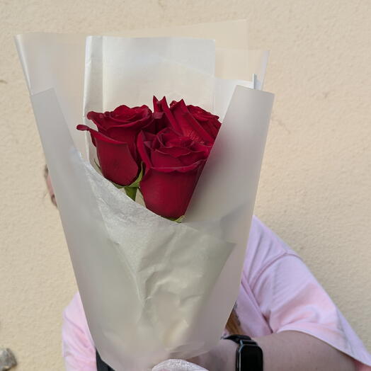 3 алых роз
