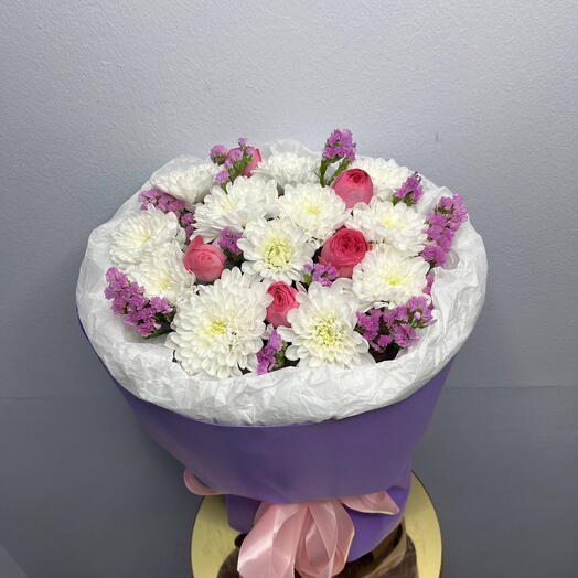Композиция букет из хризантем, статицы и кустовой розы