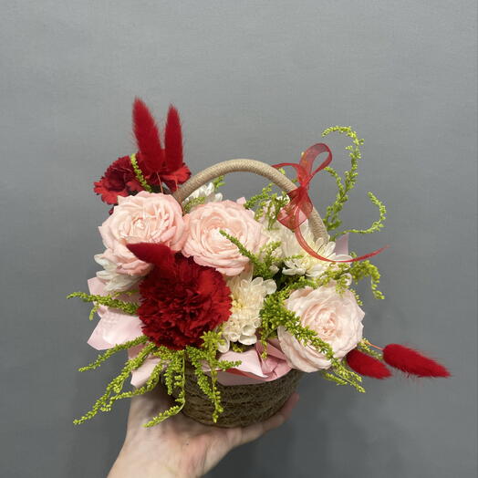 Композиция комплимент в корзинке🍓 Роза кустовая пионовидная, Солидаго, Диантус, Лагурус