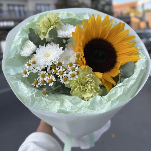 Букет с подсолнухом, диантусами и ромашками🌻