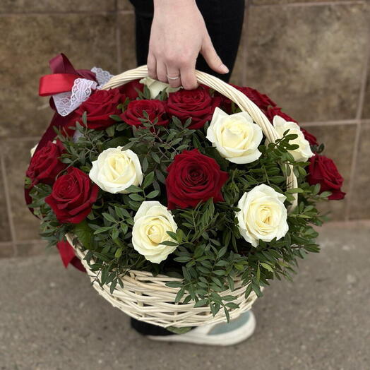 Корзина из 25 роз