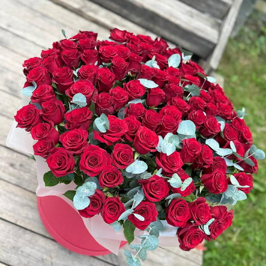 Коробка из бордовых роз с эвкалиптом