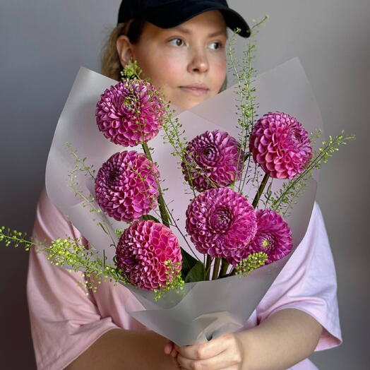 Яркий летний моно букет георгины
