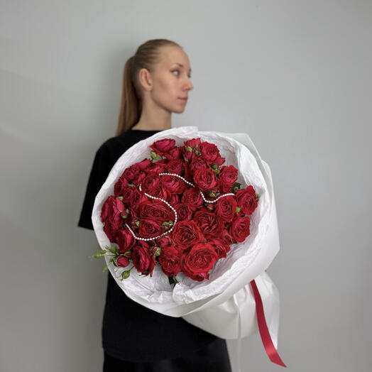 Роскошные красные розы кустовые с жемчугом