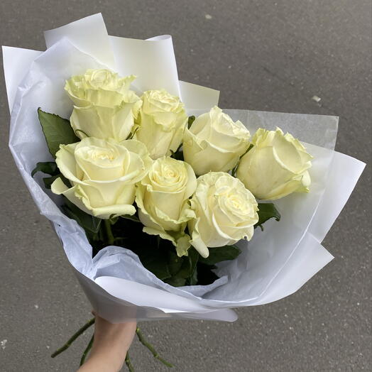 Моно букет белых роз