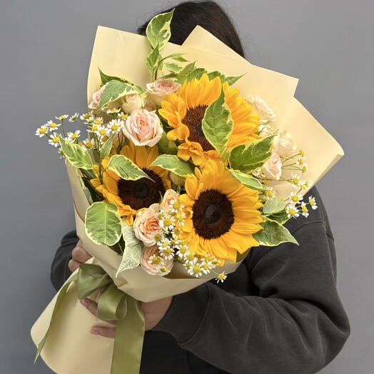 Букет из Подсолнухов, Кустовой Розы и Ромашек🌼