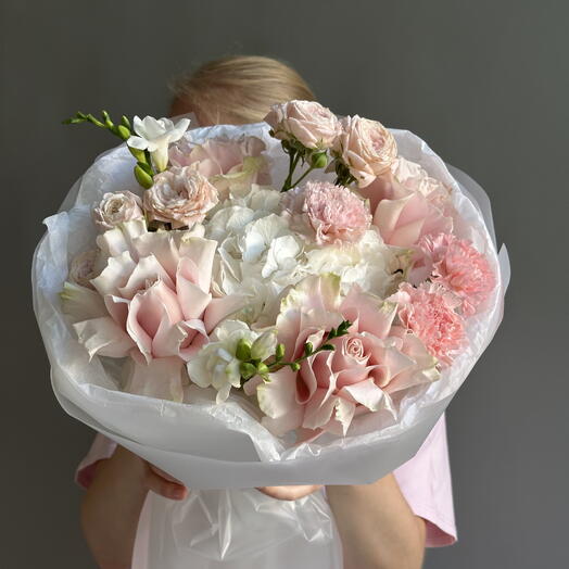 Букет Гортензия, фрезия, роза, кустовая роза
