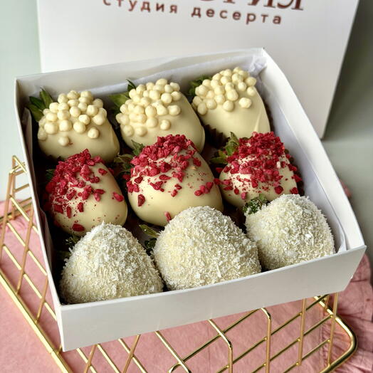 Клубника в шоколаде с рисовыми шариками, малиной и кокосом 9 ягод