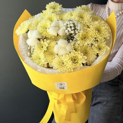 Сочный букет из кустовых хризантем с добавлением хлопка и гипсофилы 💛